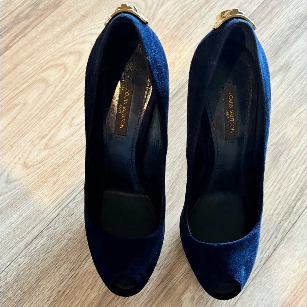 LV Louis Vuitton Navy Suede with Gold Lock Pumps Size 36 - Picture 3 of 7